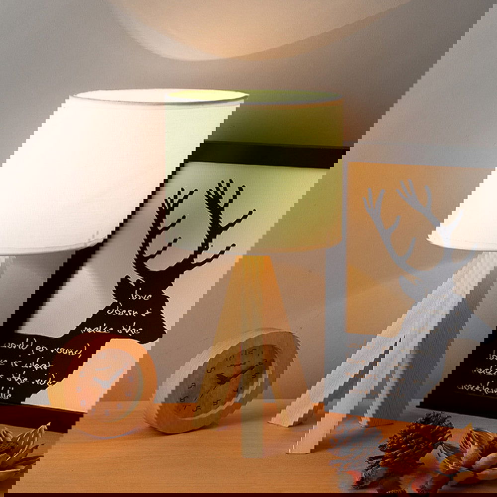 lampe de chevet bois trepied sur une table