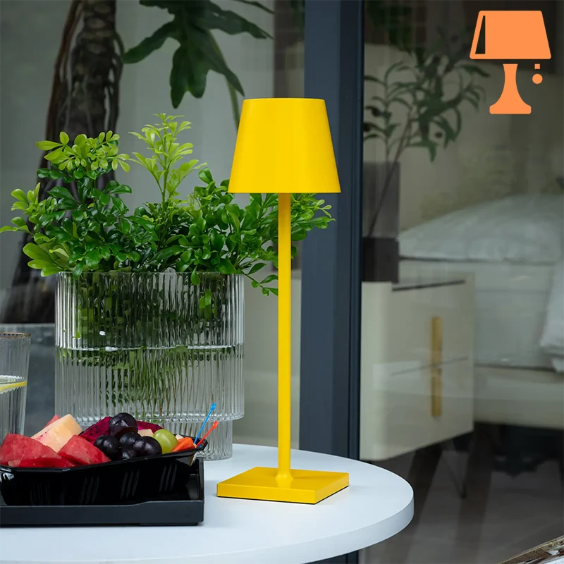 Lampe de Chevet Originale Jaune poser sur une table