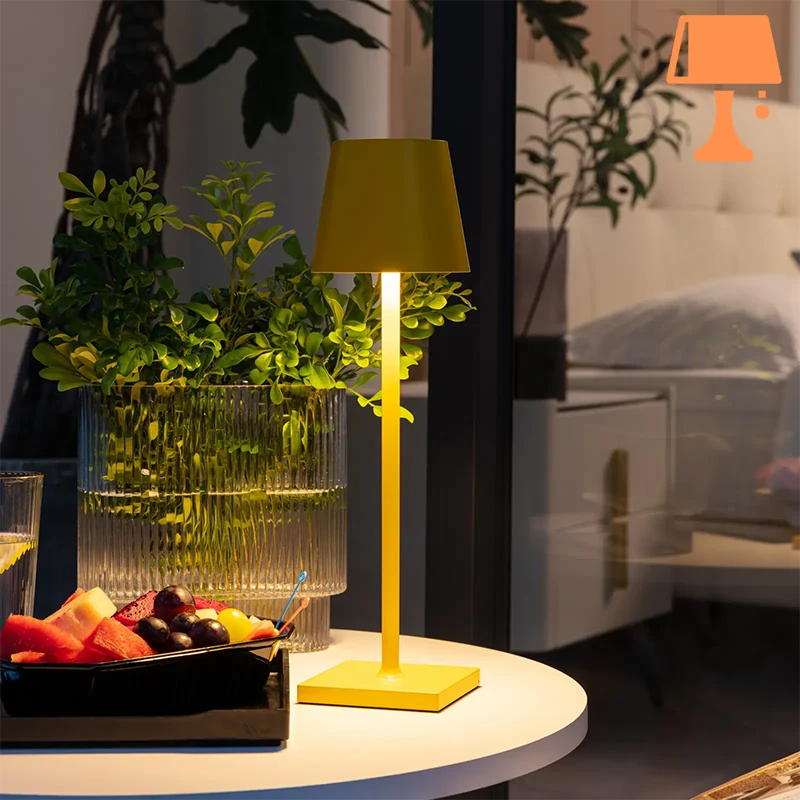 Lampe Originale Jaune Sur Table