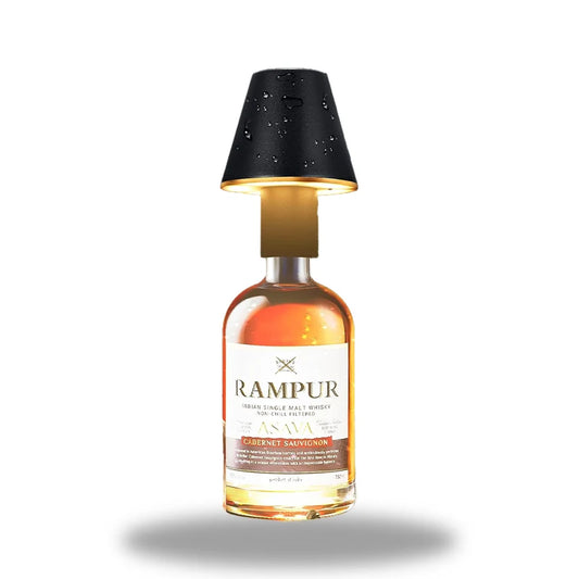 lampe de chevet avec une bouteille en verre