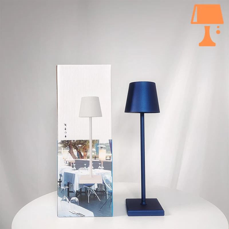 lampe de chevet bleu foncé table