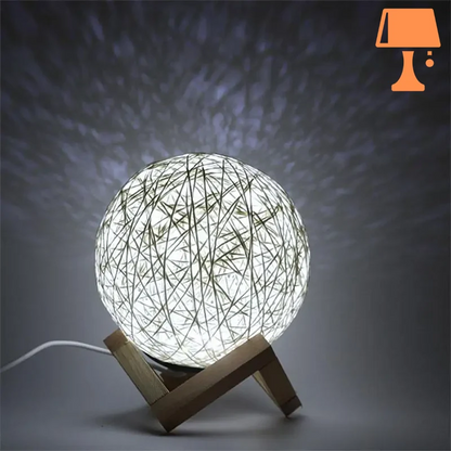 petite lampe de chevet rotin blanc allumee