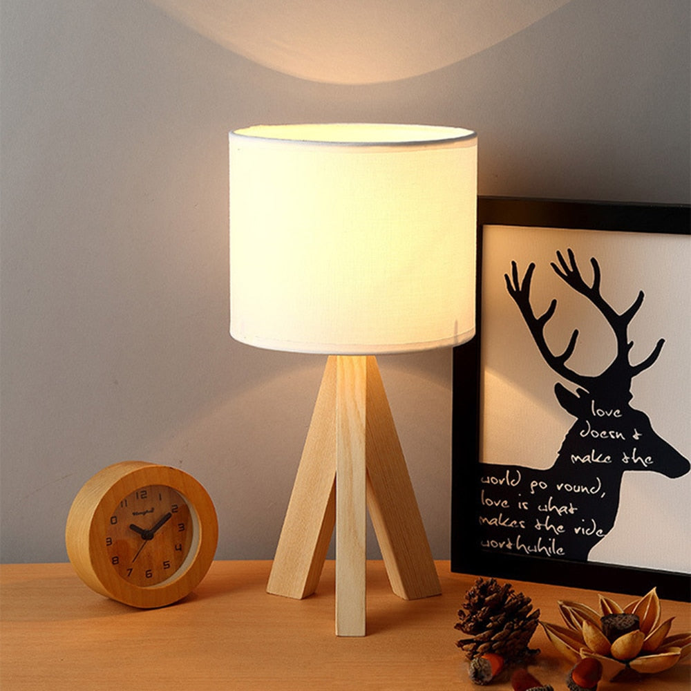 lampe de chevet bois trepied sur une table